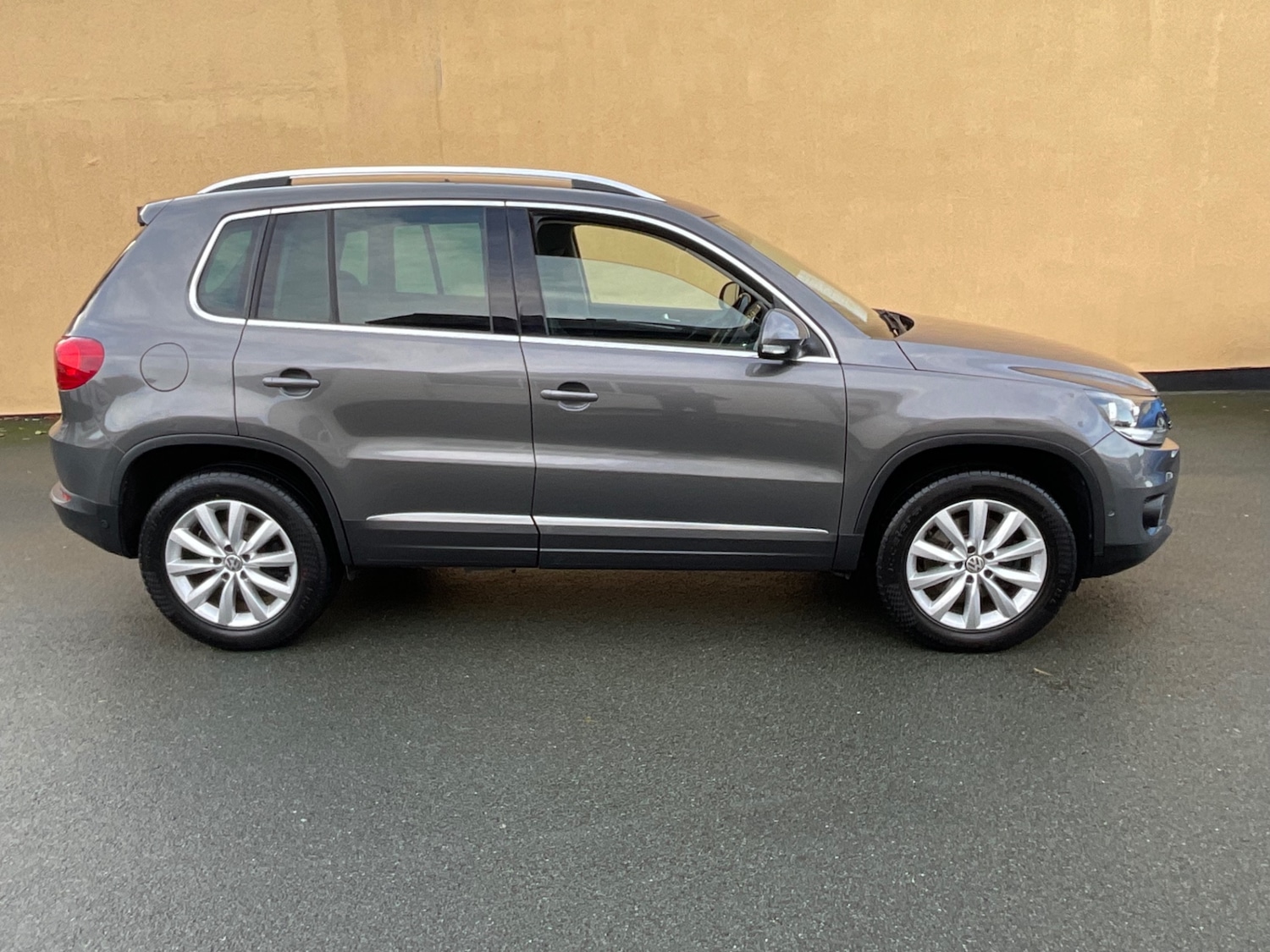 Used Volkswagen Tiguan 2015 for sale - 76859261: Photo 2
