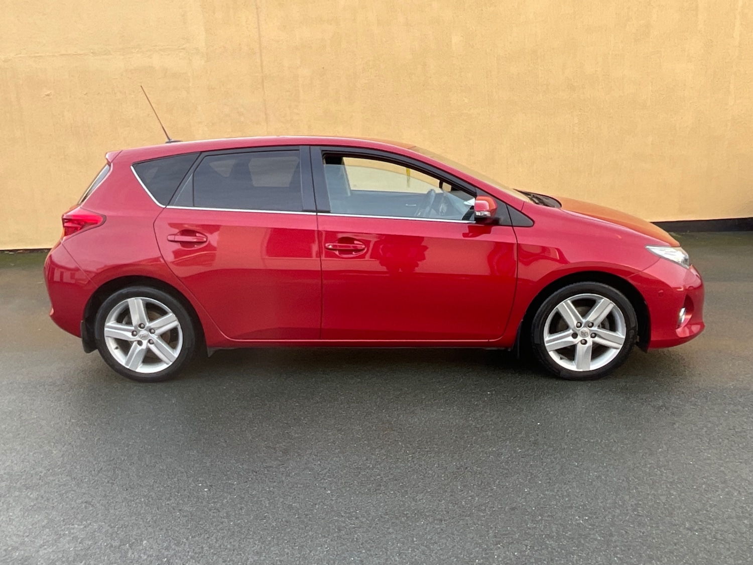 Used Toyota Auris 2013 for sale - 76920188: Photo 2