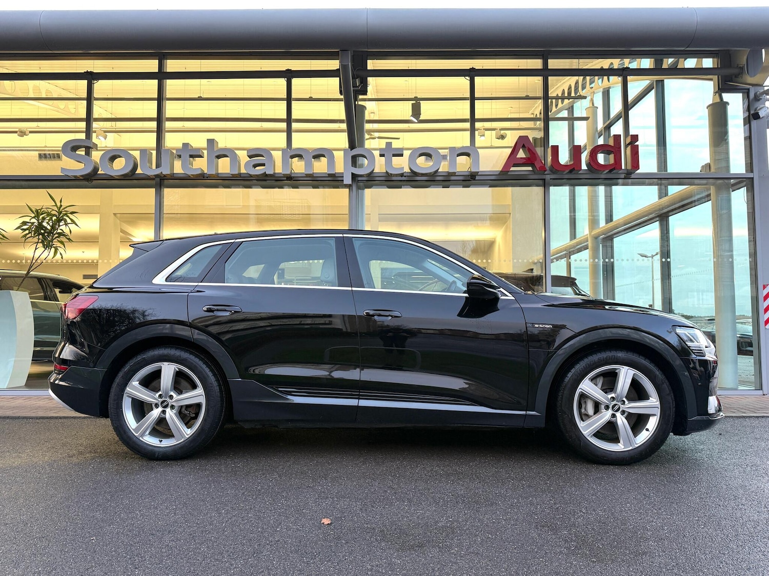 Used Audi e-tron 2020 for sale - 76975551: Photo 2