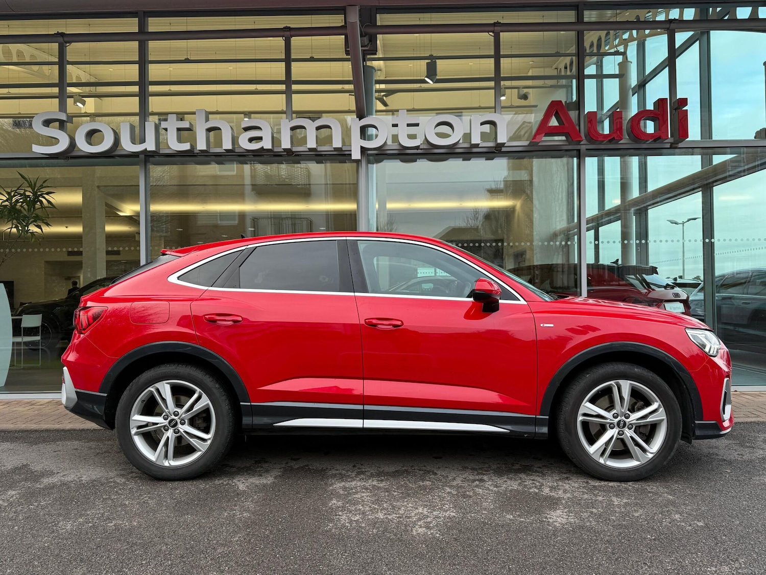 Used Audi Q3 for sale - 77550249: Photo 2