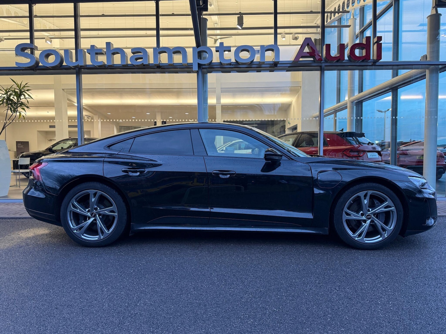 Used Audi e-tron GT 2023 for sale - 77229712: Photo 2