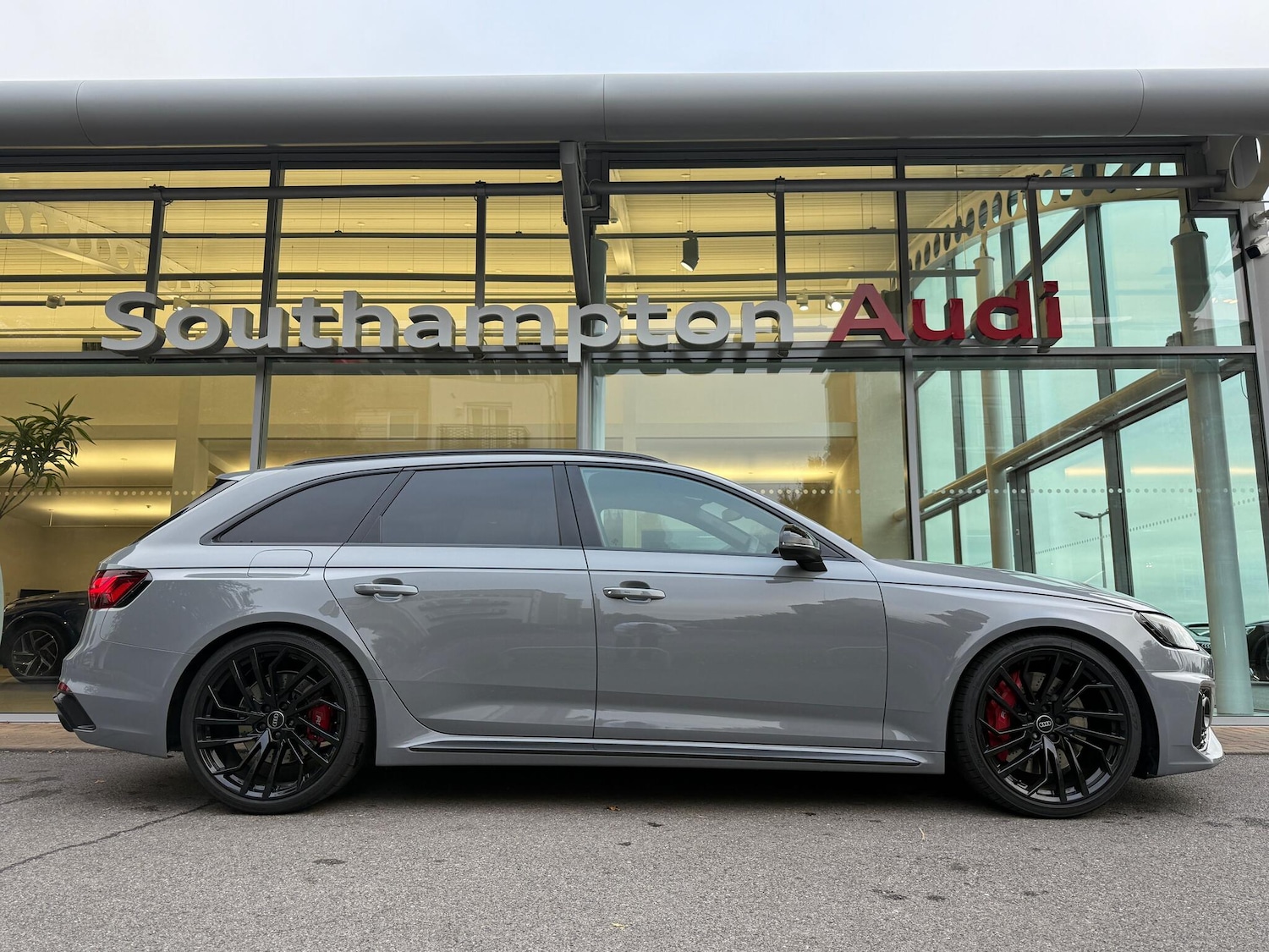 Used Audi RS4 Avant 2024 for sale - 76294521: Photo 2