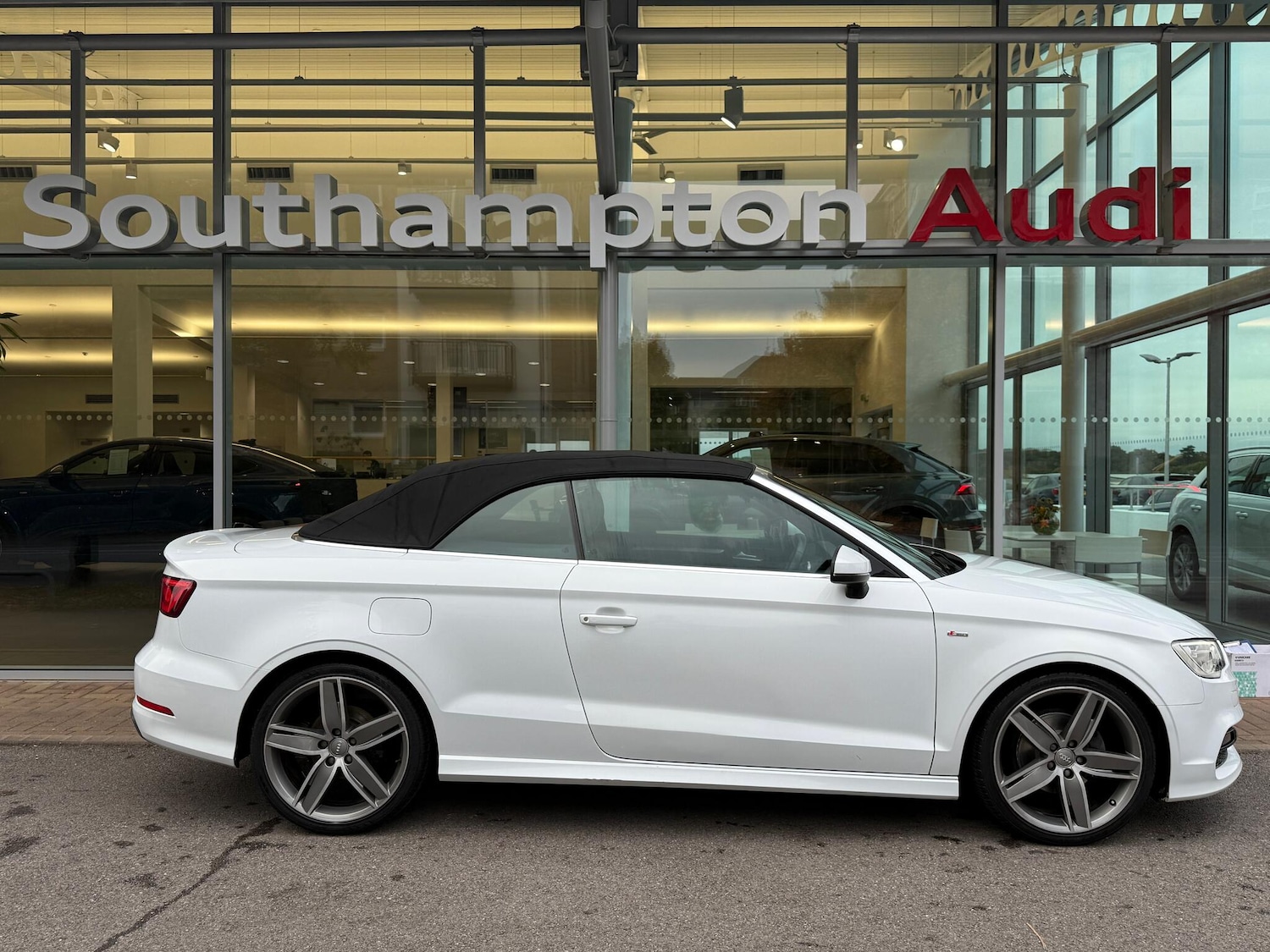 Used Audi A3 Cabriolet 2015 for sale - 76295036: Photo 2