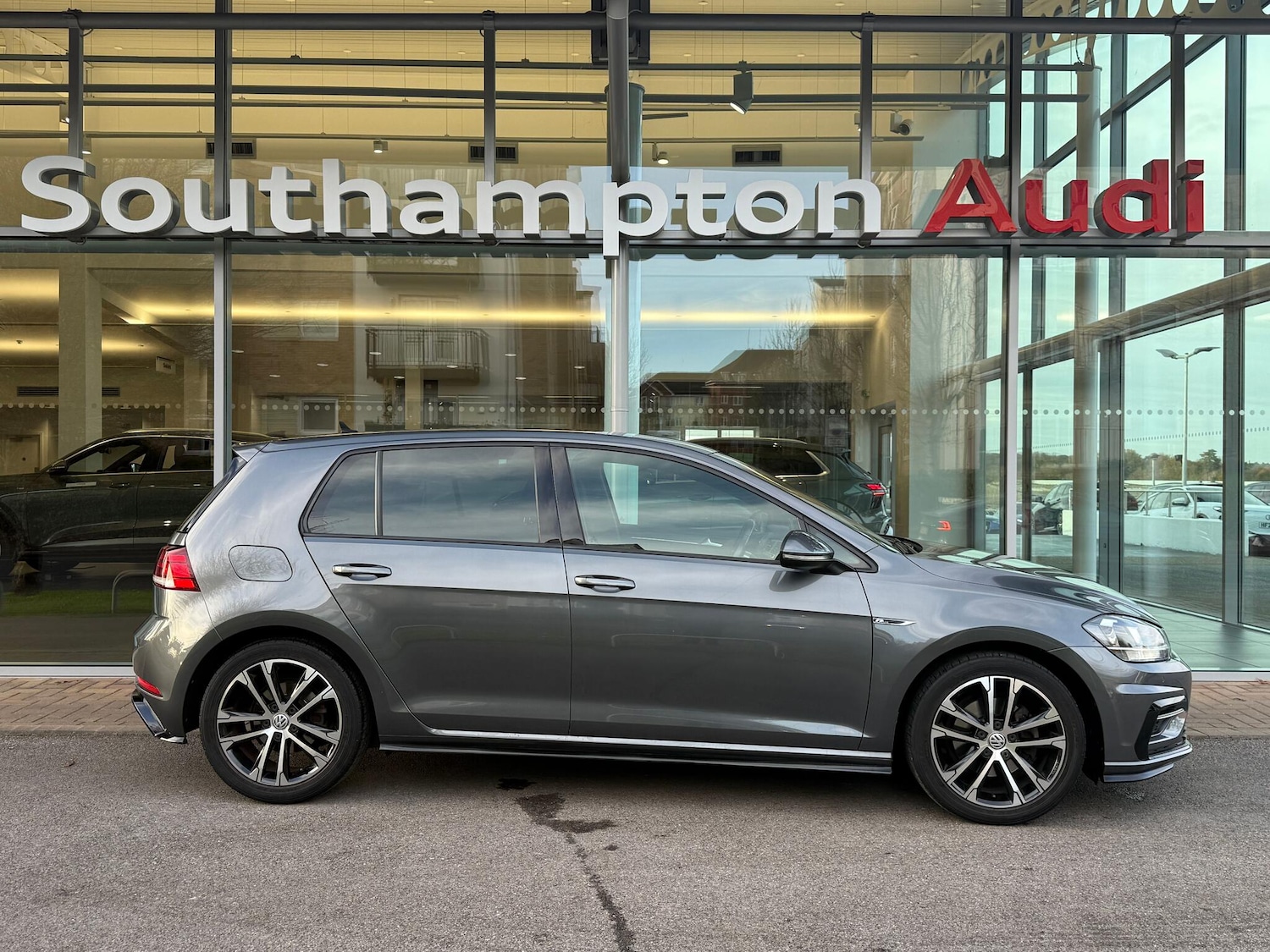 Used Volkswagen Golf 2018 for sale - 76714686: Photo 2