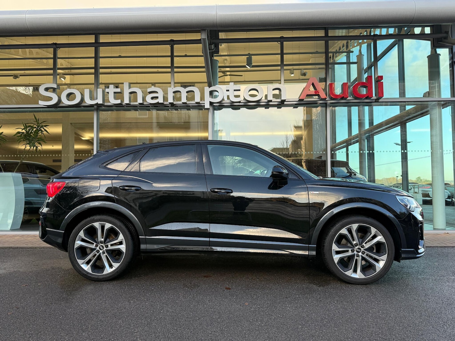 Used Audi Q3 2021 for sale - 76801683: Photo 2