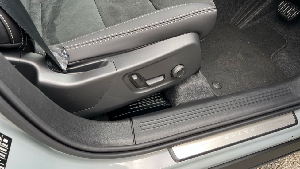 Used Volvo XC40 2025 for sale - 76393671: Photo 32