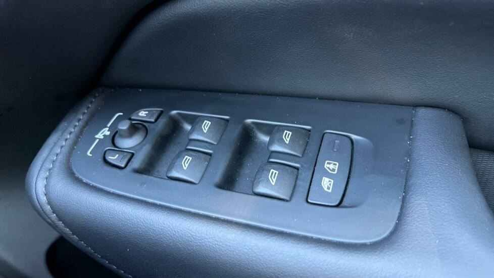 Used Volvo XC60 2025 for sale - 76999517: Photo 33