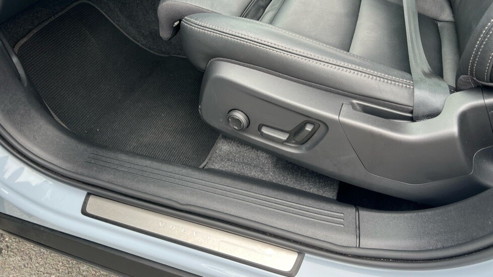 Used Volvo XC40 2024 for sale - 76244520: Photo 32