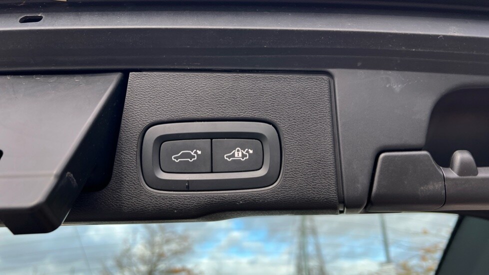 Used Volvo XC60 2023 for sale - 76328133: Photo 43