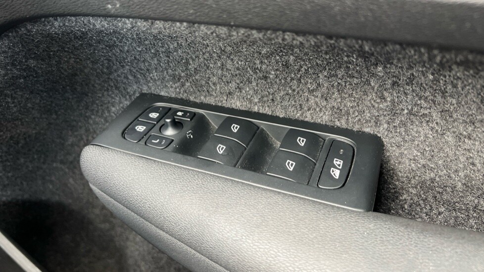 Used Volvo XC40 2023 for sale - 76328262: Photo 33