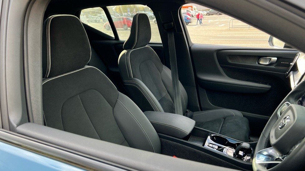 Used Volvo XC40 2023 for sale - 76328262: Photo 9