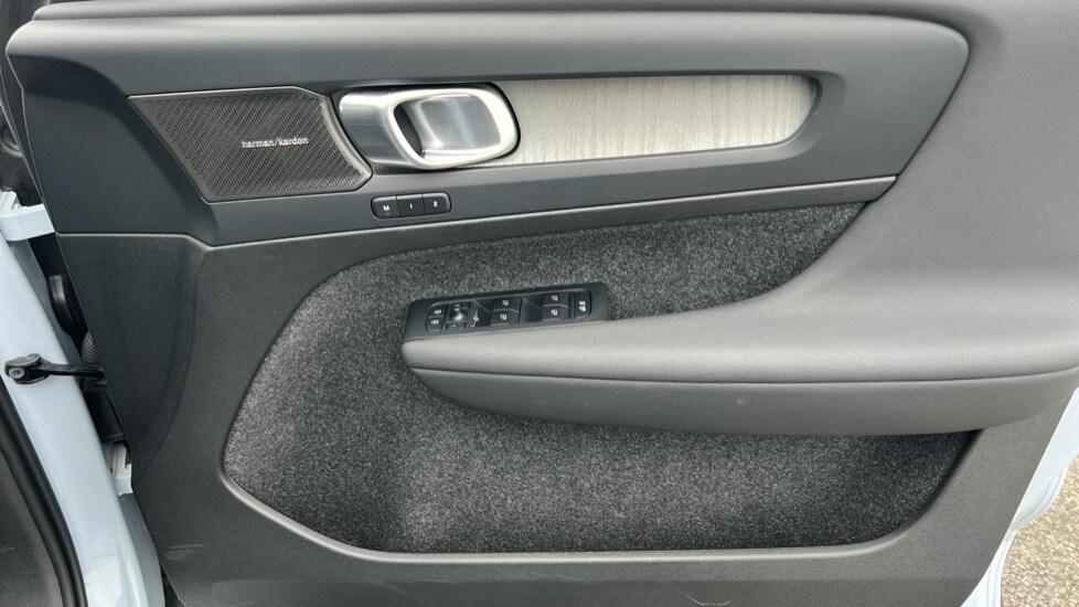 Used Volvo XC40 2025 for sale - 75625254: Photo 15