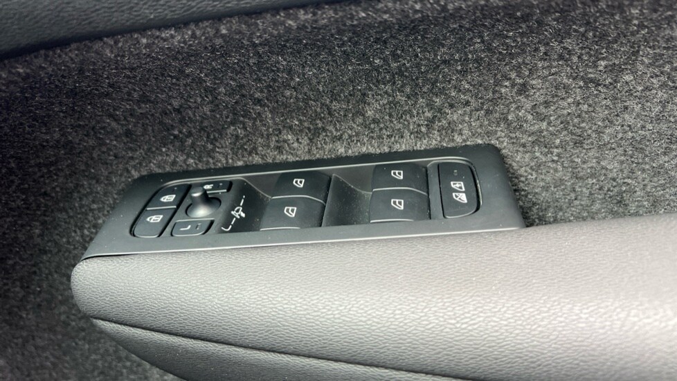 Used Volvo XC40 2025 for sale - 75625254: Photo 33