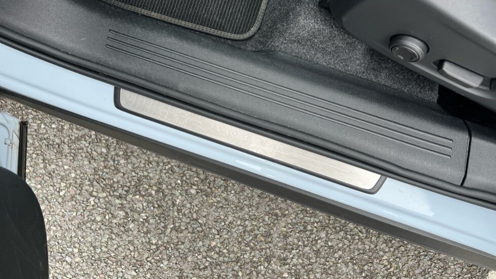 Used Volvo XC40 2025 for sale - 75625254: Photo 43