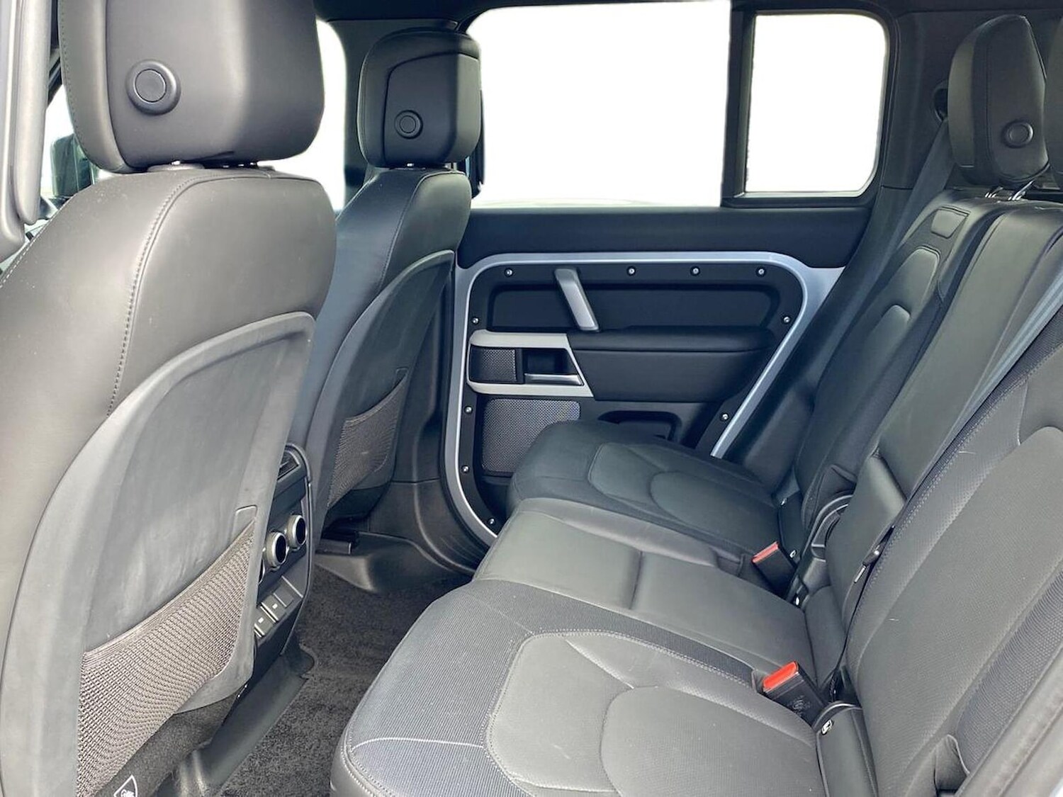 Used Land Rover Defender 2023 for sale - 76037184: Photo 4