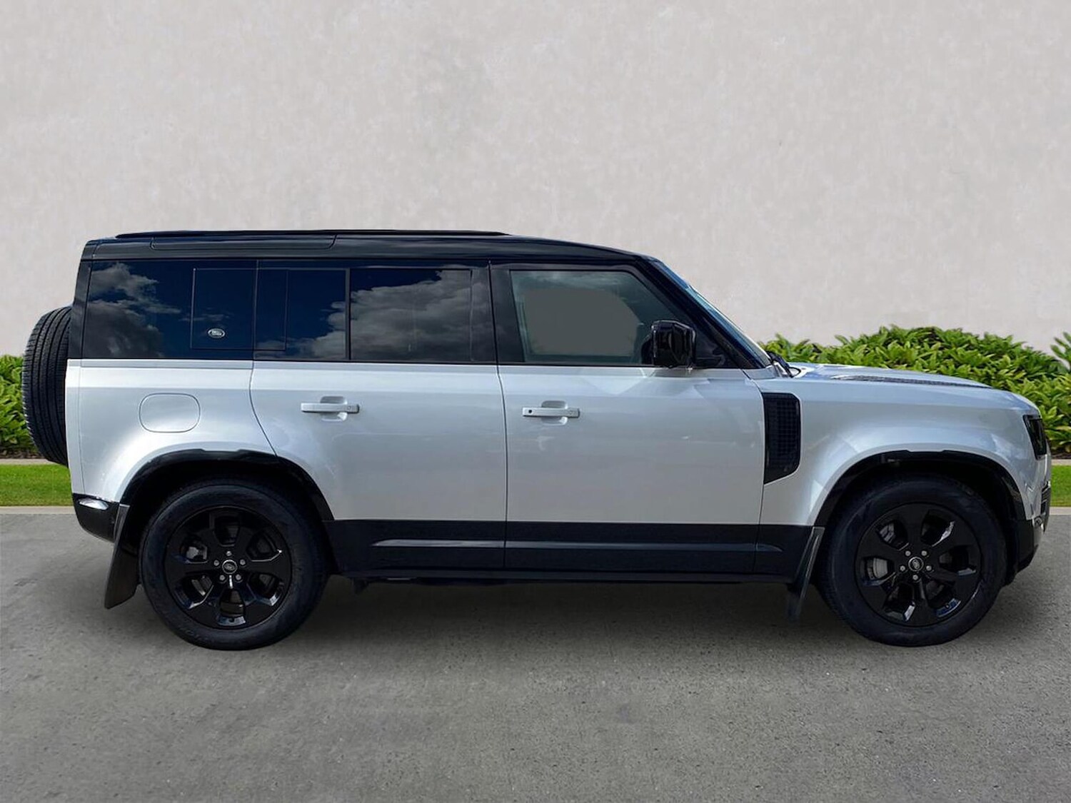 Used Land Rover Defender 2023 for sale - 76037184: Photo 5