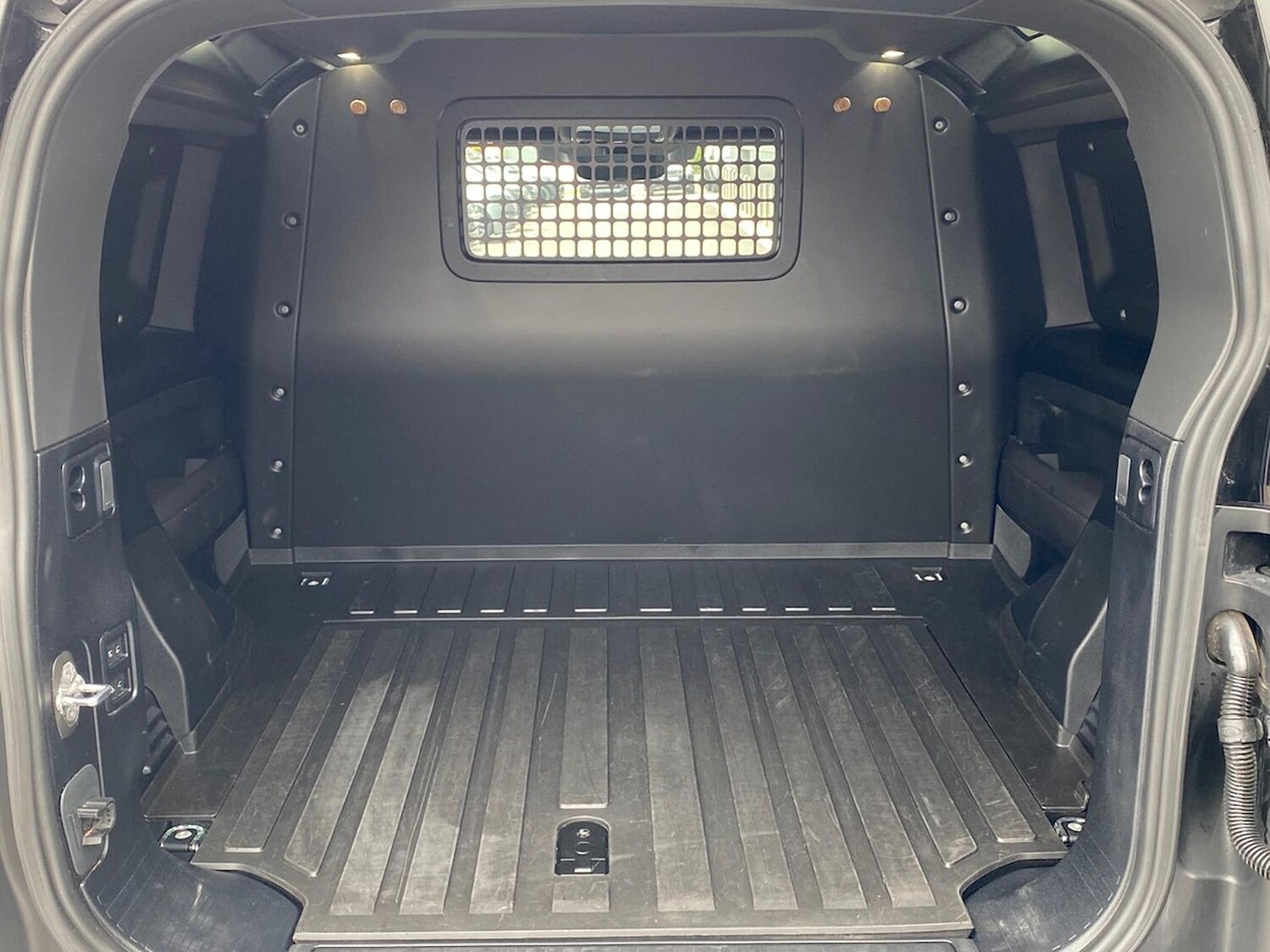 Used Land Rover Defender 2024 for sale - 76694618: Photo 10