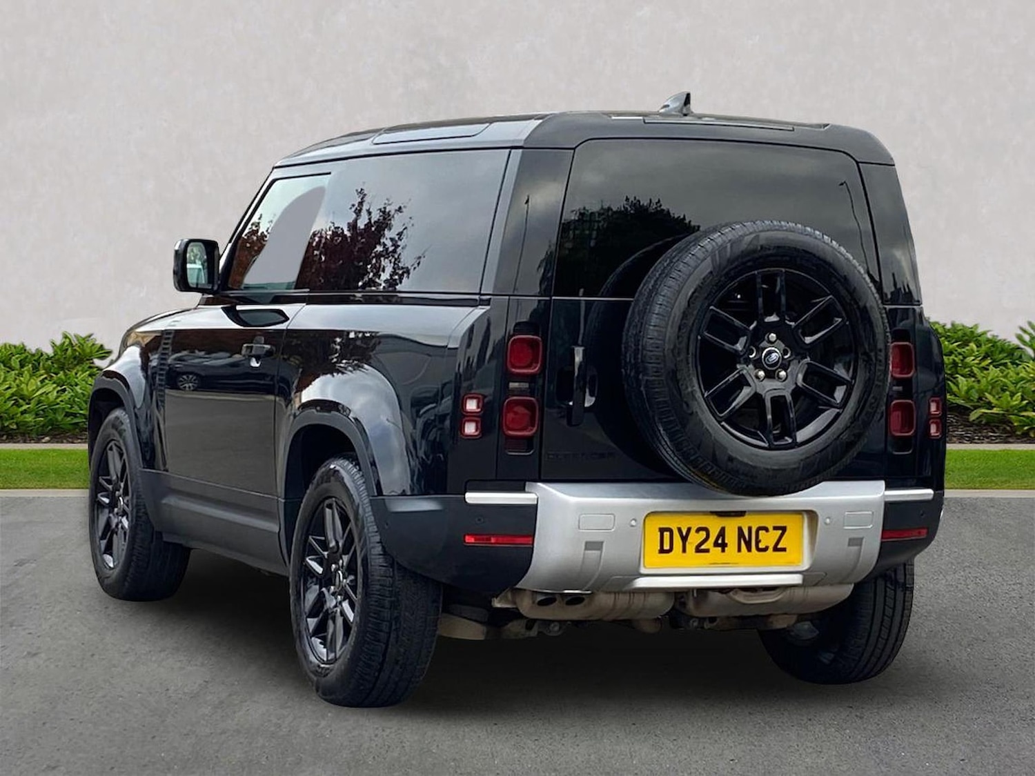 Used Land Rover Defender 2024 for sale - 76694618: Photo 2