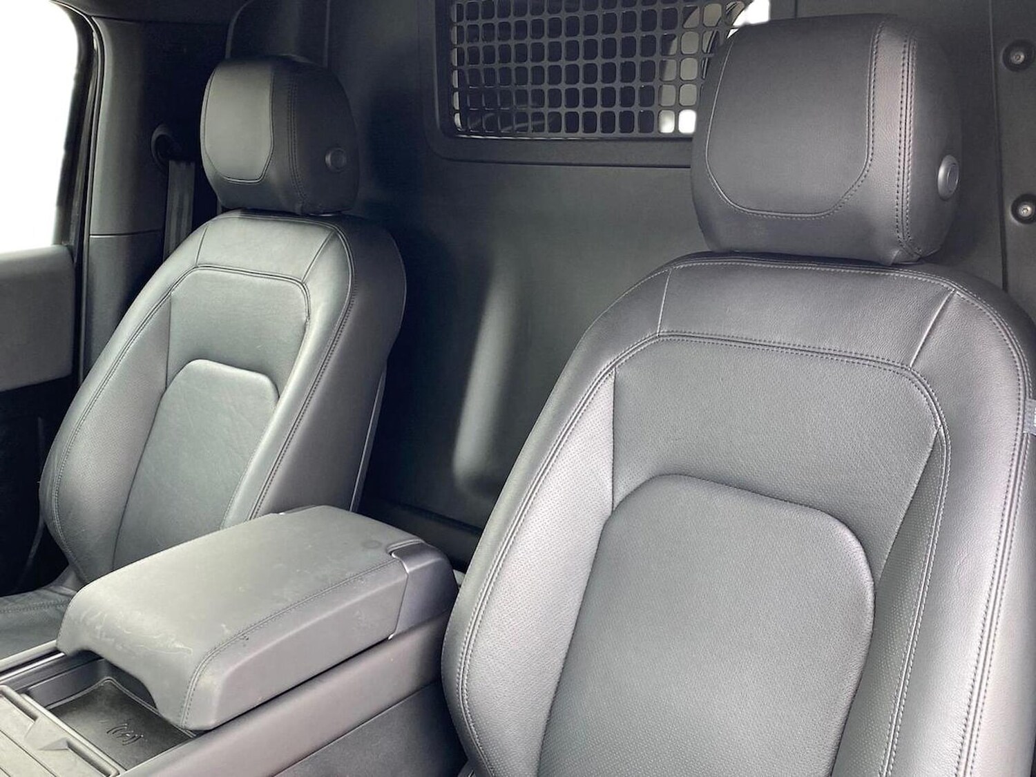 Used Land Rover Defender 2024 for sale - 76694618: Photo 4