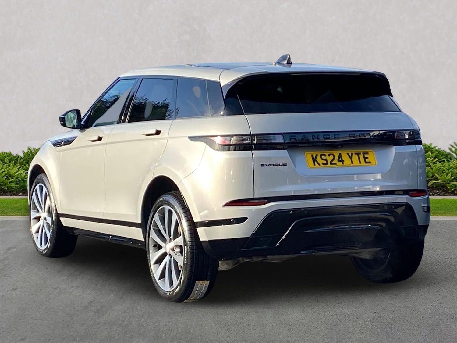 Used Land Rover Range Rover Evoque 2024 for sale - 77487749: Photo 2