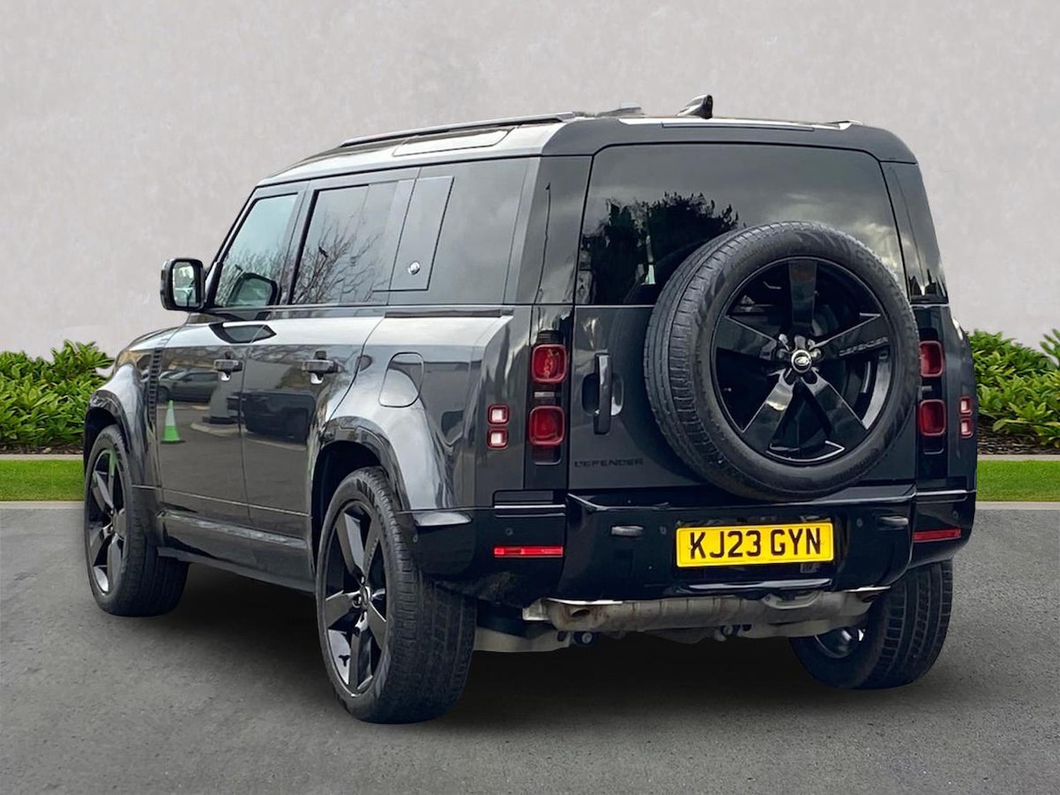 Used Land Rover Defender 2023 for sale - 76707532: Photo 2