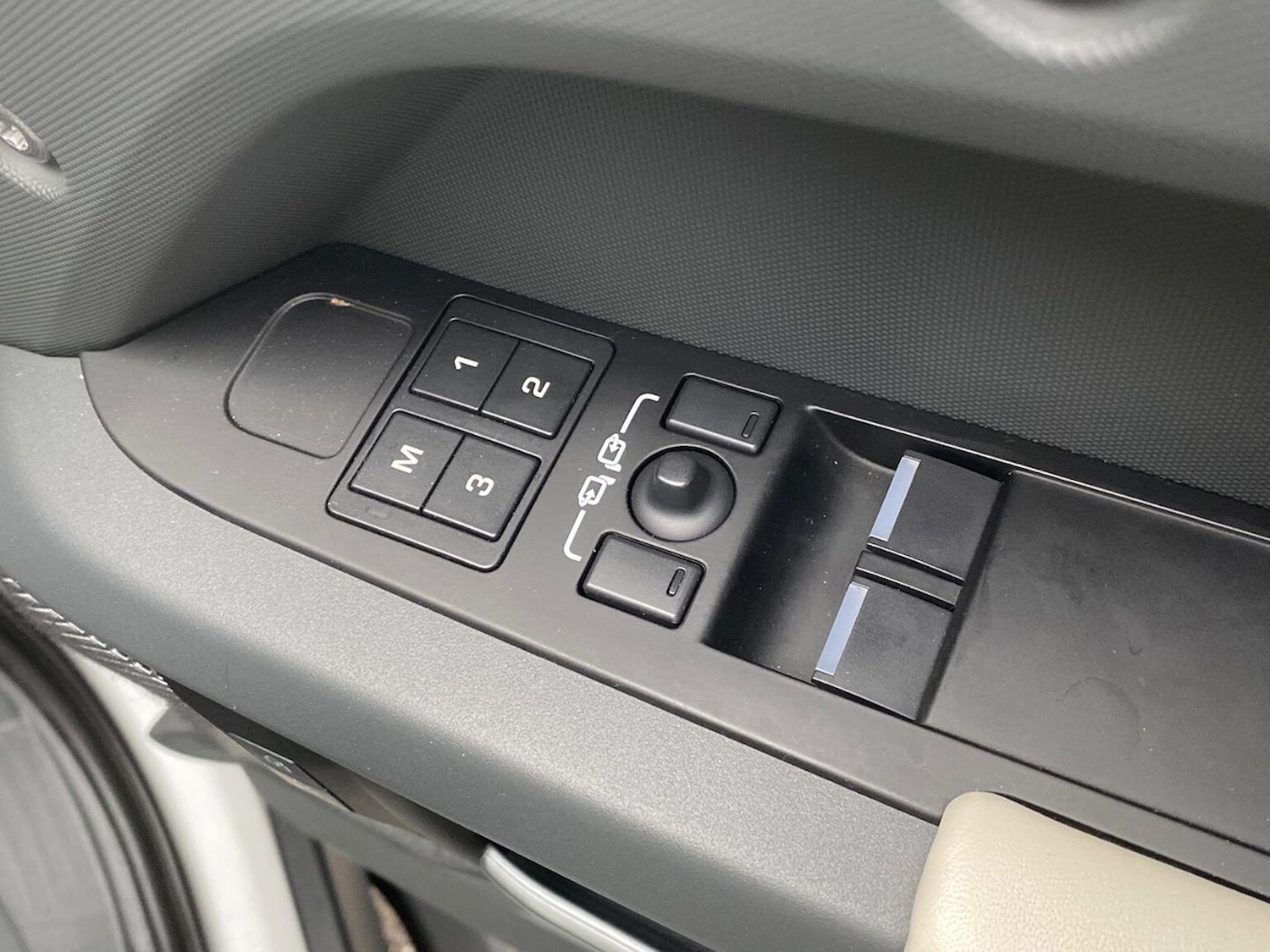 Used Land Rover Defender 2024 for sale - 76450601: Photo 25