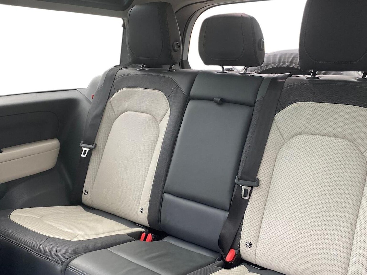 Used Land Rover Defender 2024 for sale - 76450601: Photo 4