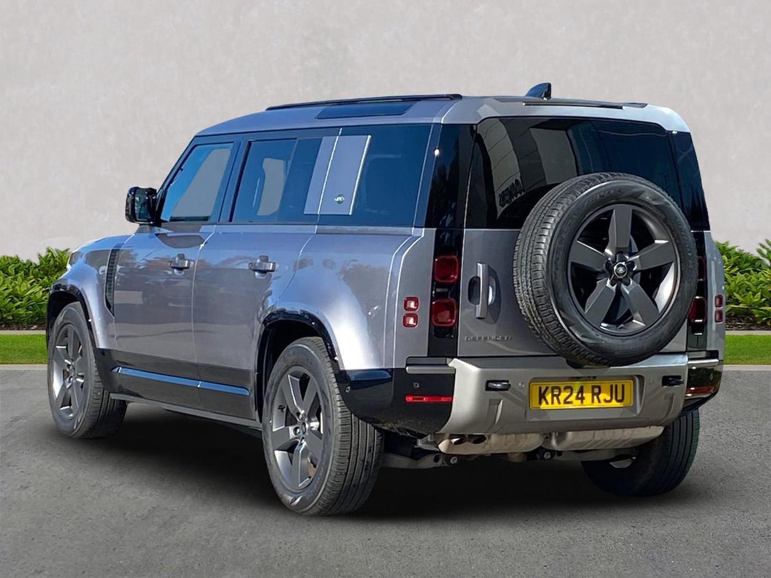 Used Land Rover Defender 2024 for sale - 76682645: Photo 2