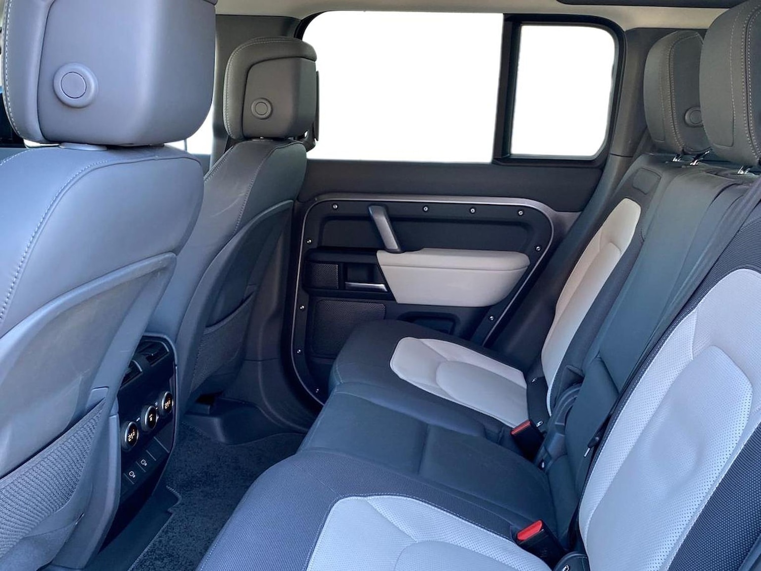 Used Land Rover Defender 2024 for sale - 76682645: Photo 4