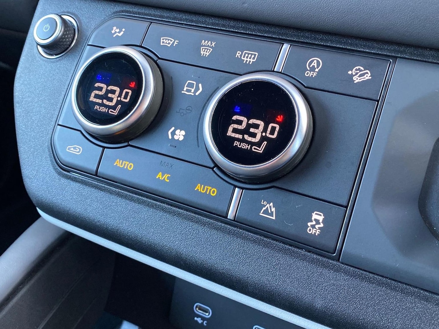 Used Land Rover Defender 2023 for sale - 76670832: Photo 31