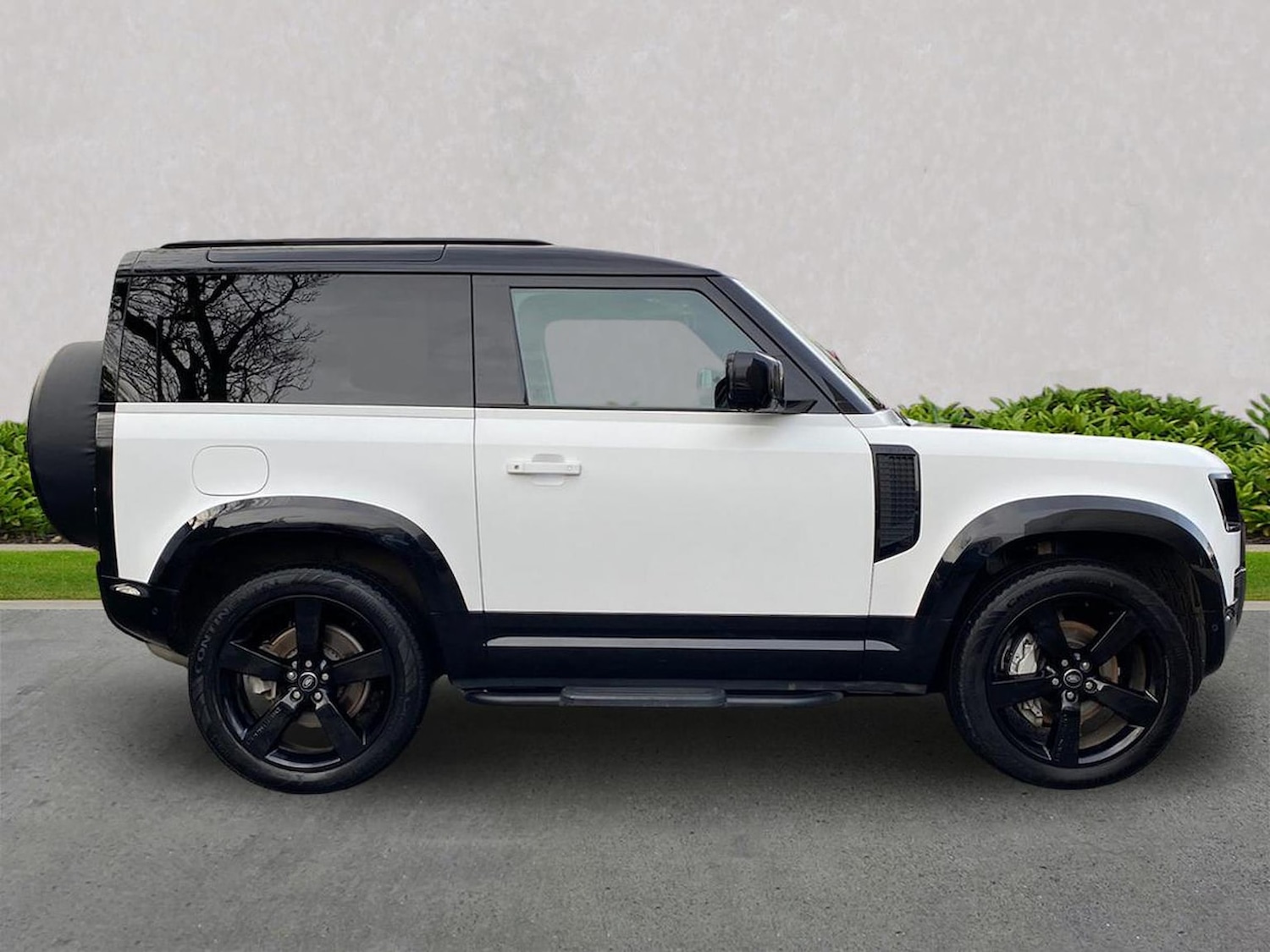 Used Land Rover Defender 2025 for sale - 76920107: Photo 5