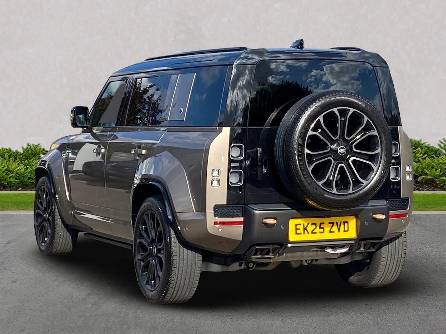 Used Land Rover Defender 2025 for sale - 76253690: Photo 2