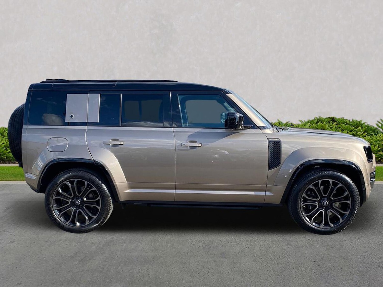 Used Land Rover Defender 2025 for sale - 76253690: Photo 5