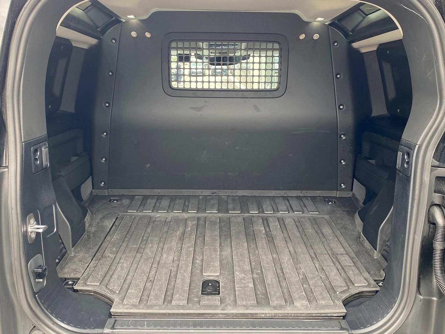 Used Land Rover Defender 2024 for sale - 76225129: Photo 10