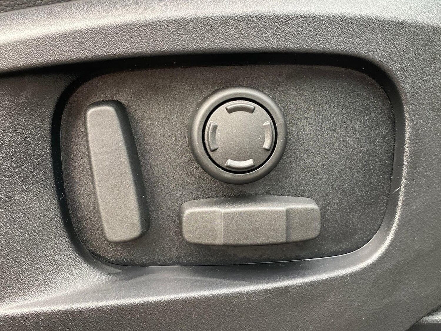 Used Land Rover Defender 2024 for sale - 76225129: Photo 34