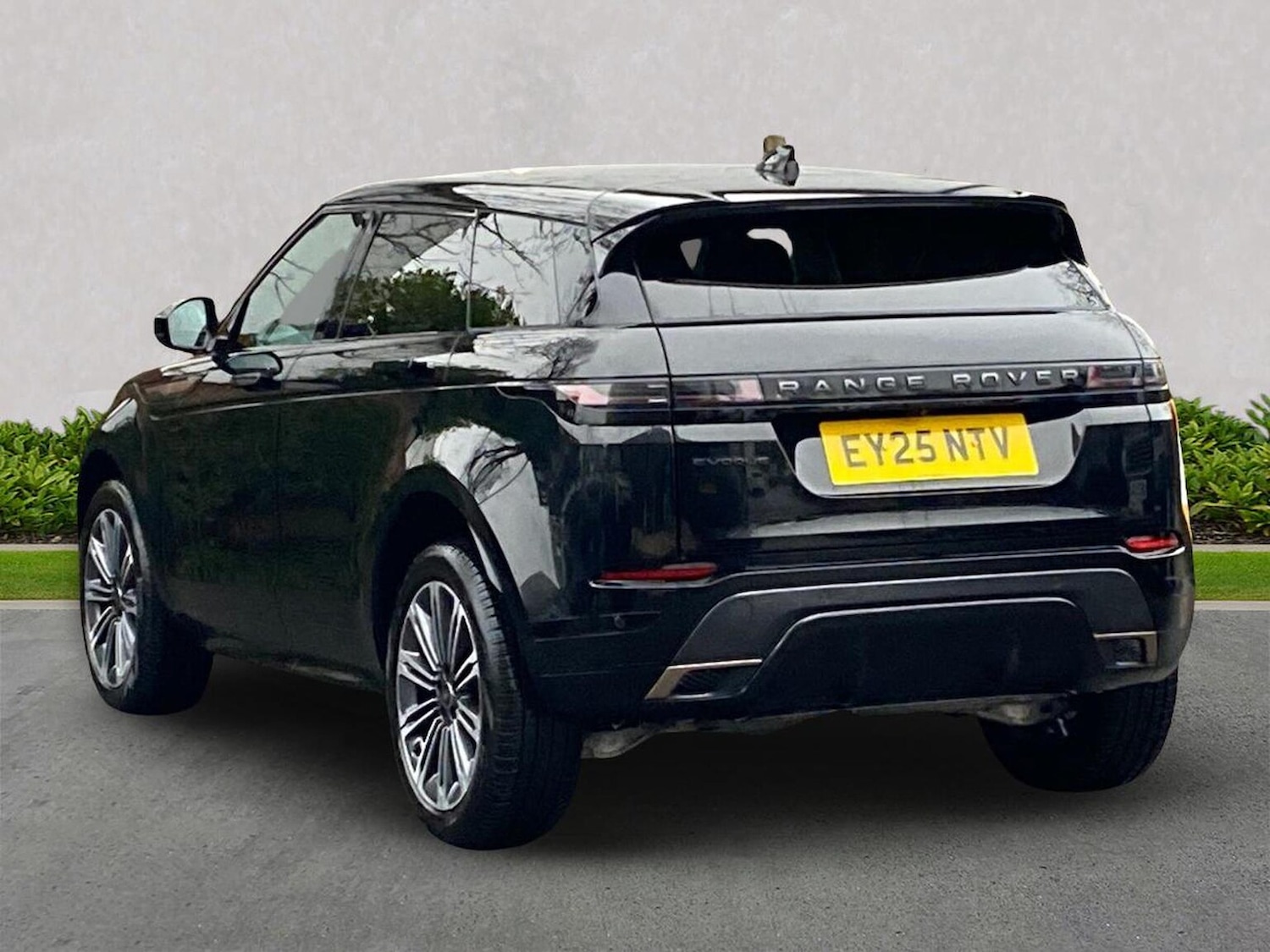 Used Land Rover Range Rover Evoque 2025 for sale - 76979916: Photo 2