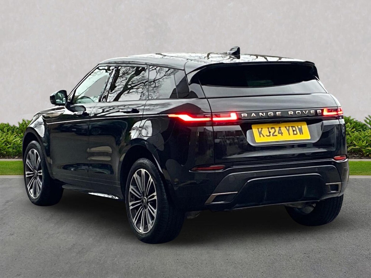 Used Land Rover Range Rover Evoque 2024 for sale - 76879730: Photo 2