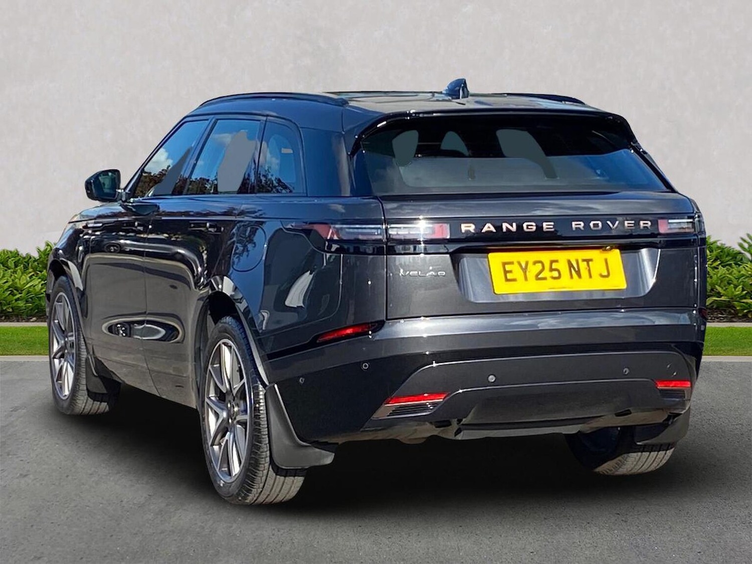 Used Land Rover Range Rover Velar 2025 for sale - 76030492: Photo 2