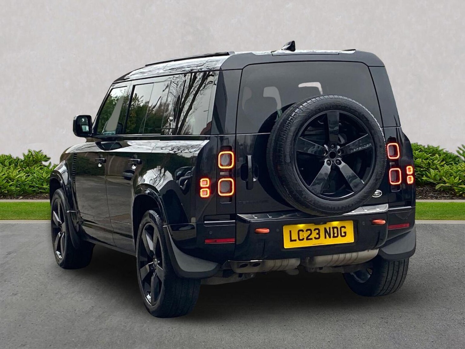 Used Land Rover Defender 2023 for sale - 77973956: Photo 2