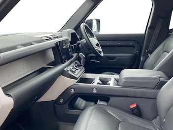 Used Land Rover Defender 2024 for sale - 77888652: Photo