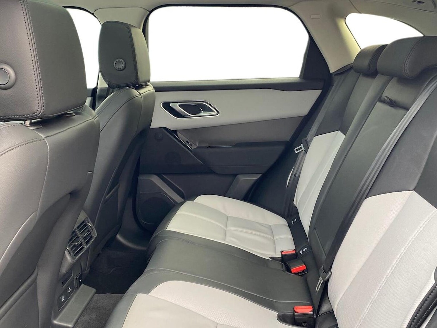 Used Land Rover Range Rover Velar 2025 for sale - 76149437: Photo 4