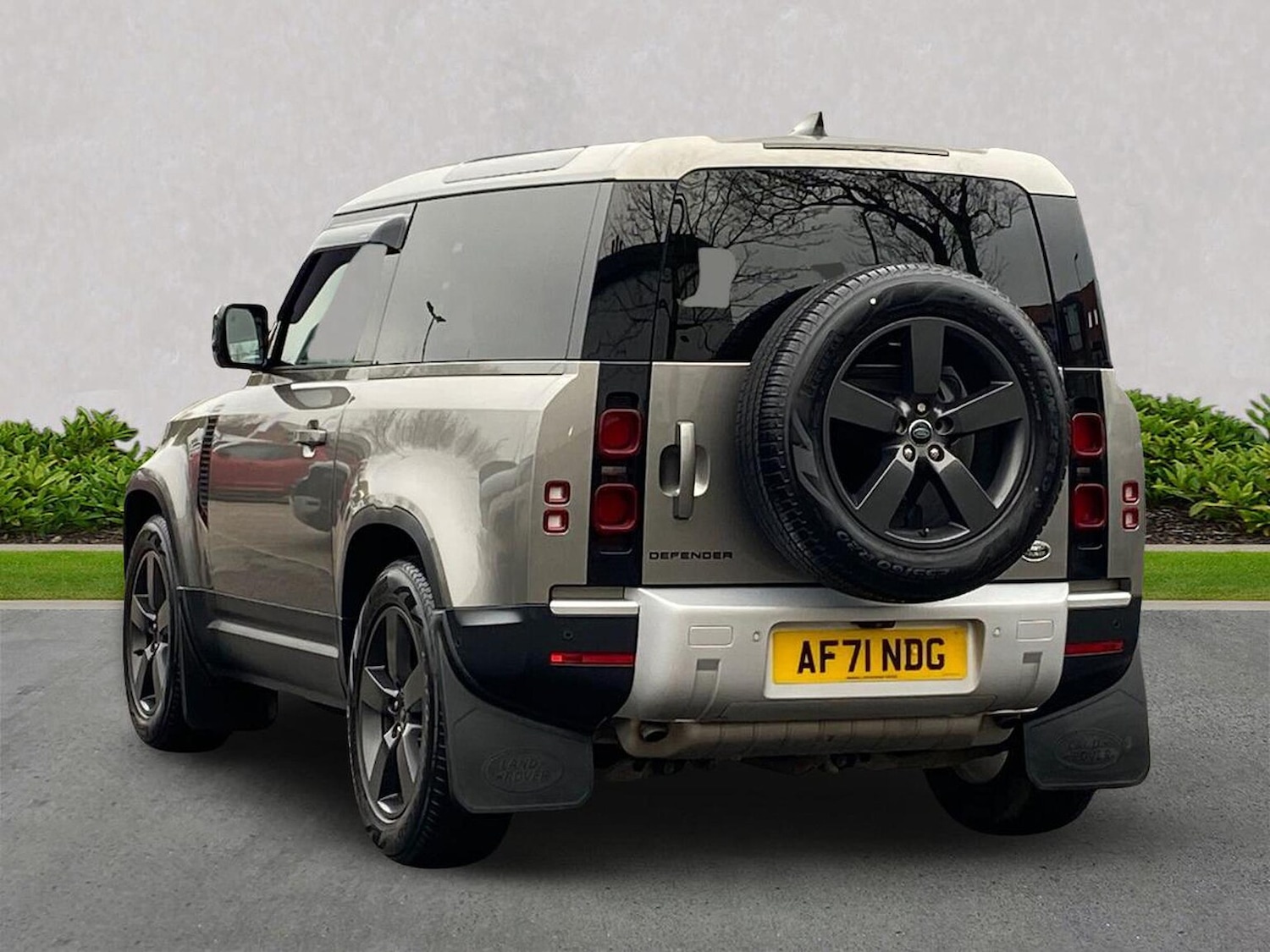 Used Land Rover Defender 2021 for sale - 76969941: Photo 2