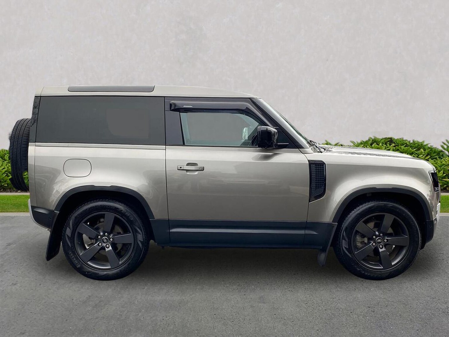 Used Land Rover Defender 2021 for sale - 76969941: Photo 5