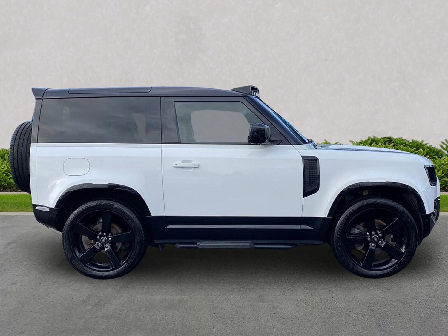 Used Land Rover Defender 2023 for sale - 76547699: Photo 5