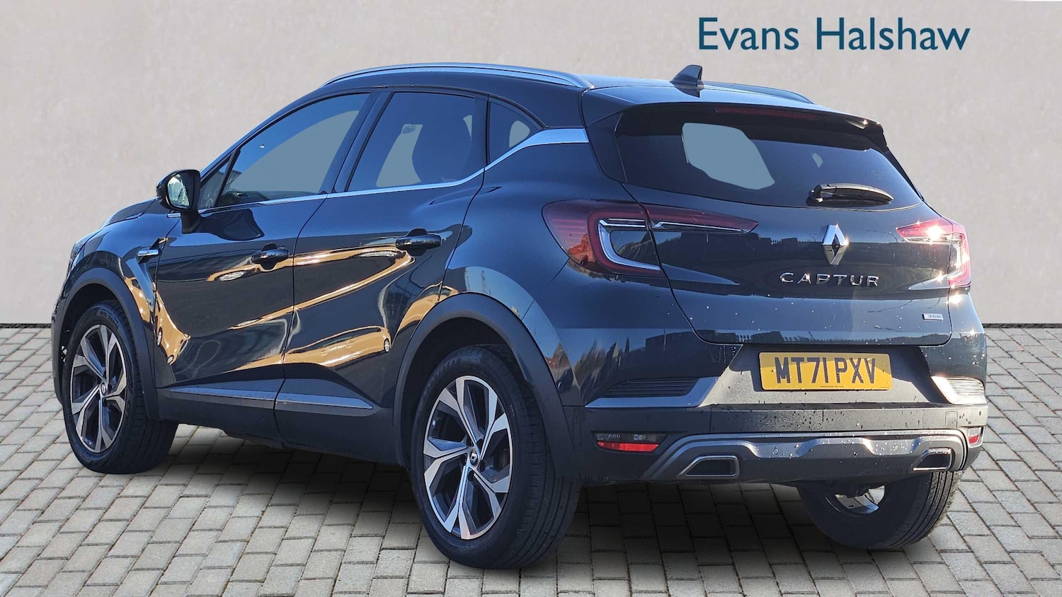 Used Renault Captur for sale - 77861944: Photo 2