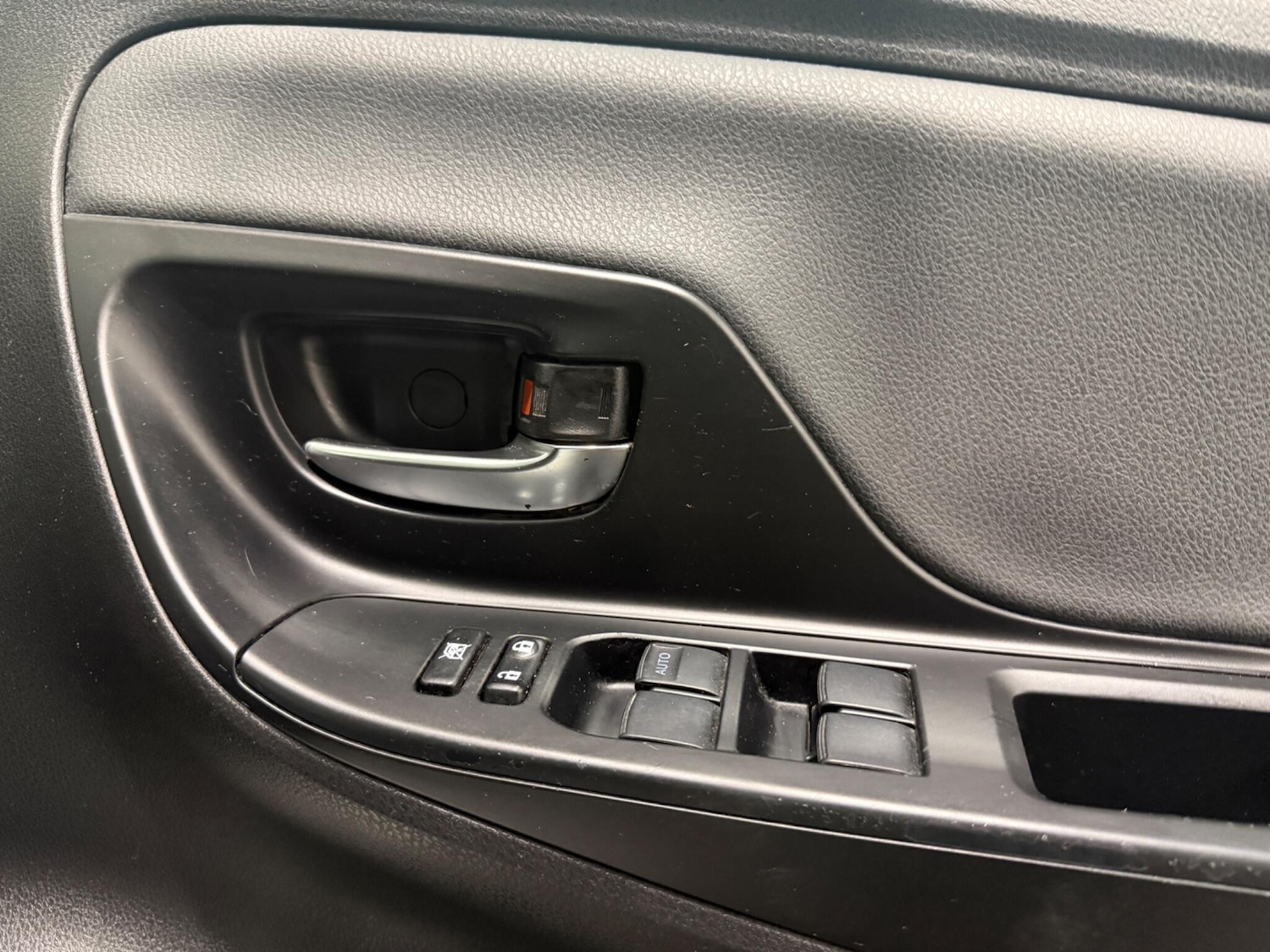 Used Toyota Yaris 2015 for sale - 76759302: Photo 28