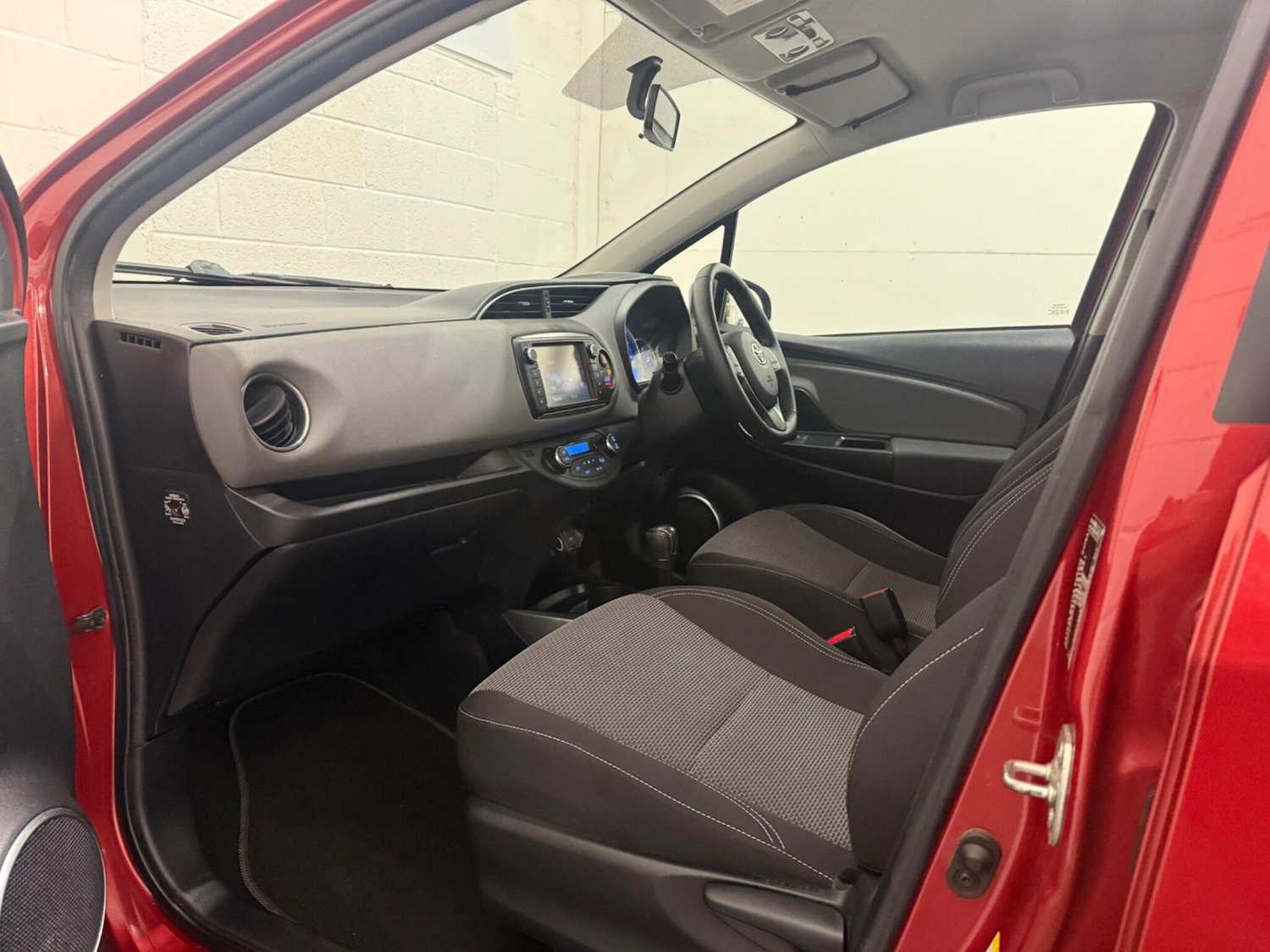 Used Toyota Yaris 2015 for sale - 77925991: Photo 44