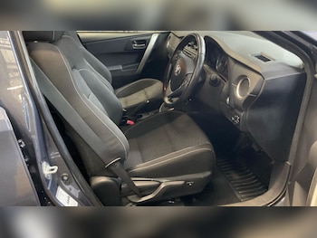 Used Toyota Auris 2015 for sale - 76201329: Photo 2