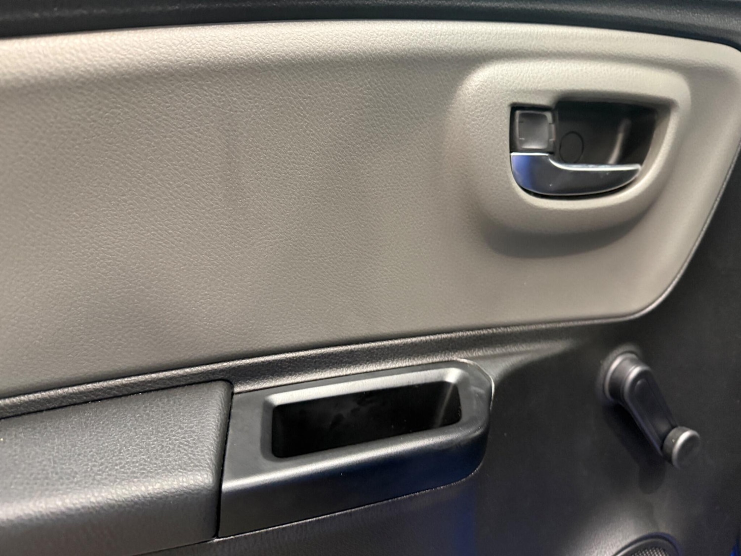 Used Toyota Yaris 2017 for sale - 76657937: Photo 47