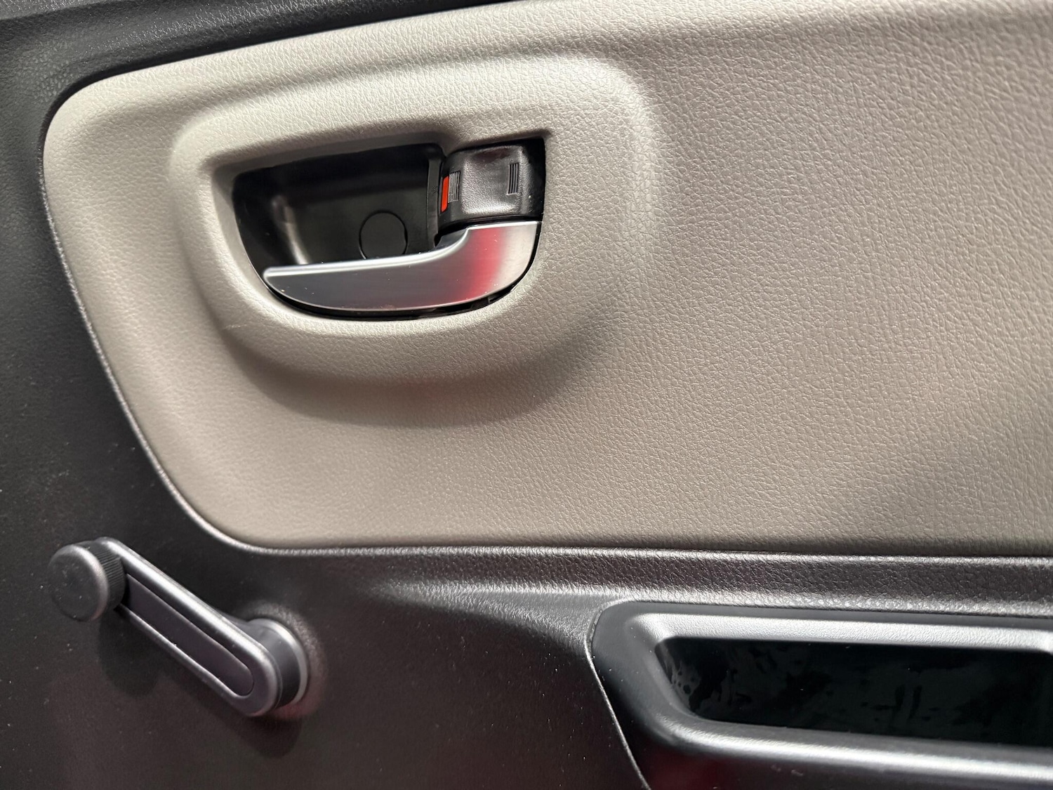 Used Toyota Yaris 2020 for sale - 76260437: Photo 32